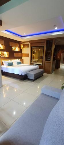 a large bedroom with a large bed in a room at โรงแรมชาวเกาะพีพี Chaokoh Phi Phi Island in Phi Phi Don