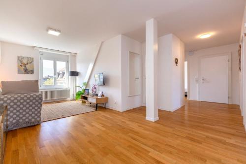 Gemini Zurich Apartment 5B - Downtown 2BR Deluxe Loft Apt