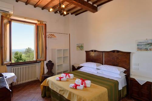 - une chambre avec un lit et des cadeaux dans l'établissement La Corte Medicea, à Montepulciano