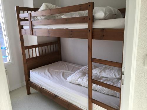 quelques lits superposés dans une chambre dans l'établissement Fort-Mahon-Plage: Appartement 3 chambres proche plage, grand balcon, parking - FR-1-482-42, à Fort-Mahon-Plage