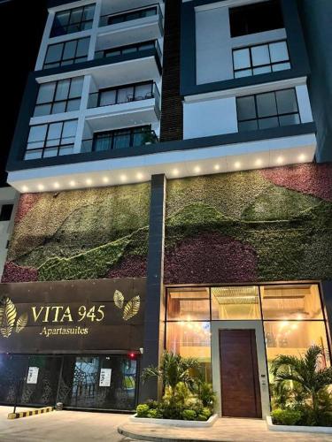 a building with a large painting on the side of it at Nuevo SMART-HOME de Lujo a Playa Rodadero con Piscina Panorámica in Gaira