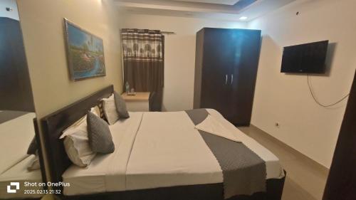 TV a/nebo společenská místnost v ubytování Prime Rooms - Satya Niketan Nr South campus Metro