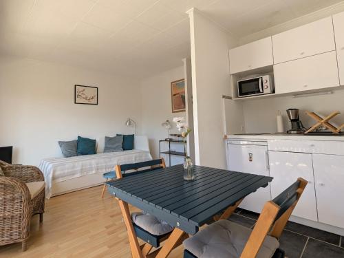 une cuisine et un salon avec une table et des chaises dans l'établissement Studio charmant et lumineux avec balcon à Arcachon - Proche plage et commerces - FR-1-420-97, à Arcachon