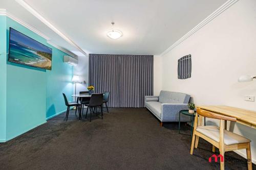 シドニーにあるMetaWiseBnB Studio Dixon Next to ICC & Darling Harbour 26のソファとテーブルのあるリビングルーム