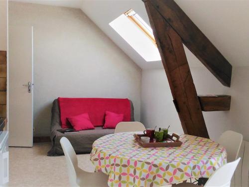 un salon avec une table et un canapé dans l'établissement Chambre d'hôtes avec petit-déjeuner inclus à Gidy - FR-1-590-452, à Gidy