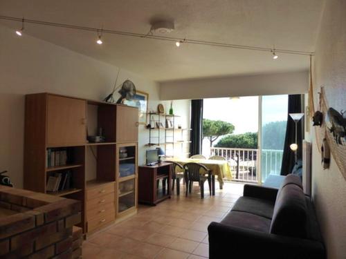 - un salon avec un canapé et une table à manger dans l'établissement Appartement 2 pièces, vue mer, Accès plage, Parking - FR-1-776-132, à Argelès-sur-Mer
