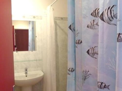 une salle de bain avec un lavabo et un rideau de douche dans l'établissement Appartement 2 pièces, vue mer, Accès plage, Parking - FR-1-776-132, à Argelès-sur-Mer
