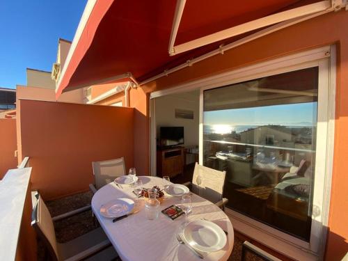 - une table avec des plaques sur le balcon dans l'établissement Appartement T2 avec terrasse et parking à 50m de la plage - FR-1-413-257, à Capbreton