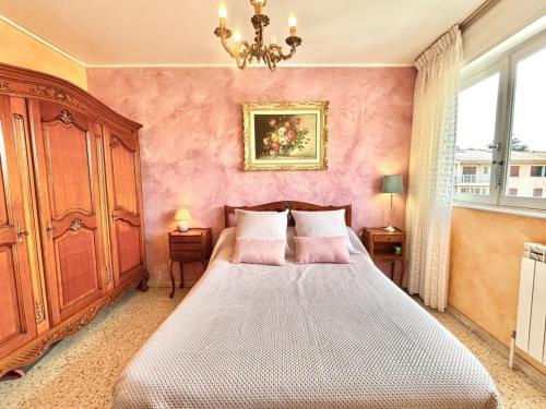 une chambre avec un lit et un tableau au mur dans l'établissement Appartement 3 pièces à Fréjus avec piscine partagée, près du centre - FR-1-226A-205, à Fréjus