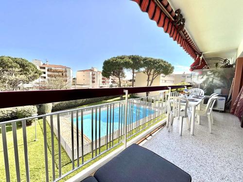 un balcon avec vue sur une piscine dans l'établissement Appartement 3 pièces à Fréjus avec piscine partagée, près du centre - FR-1-226A-205, à Fréjus