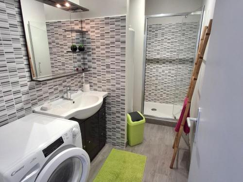 a bathroom with a sink and a washing machine at Maison plain-pied Châtelaillon-Plage à 500m de l'océan pour 6 pers, jardin, barbecue - FR-1-706-37 in Châtelaillon-Plage