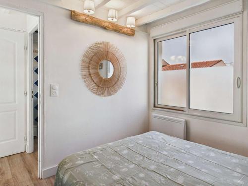 une chambre avec un lit et un miroir au mur dans l'établissement Maison 8 pers Front de Mer - Grau d'Agde - FR-1-423-320, au Grau-dʼAgde