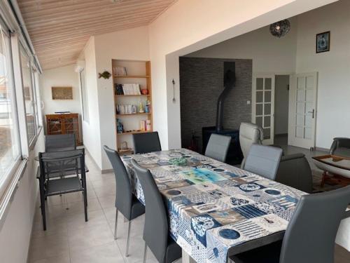 une salle à manger avec une table et des chaises dans l'établissement Maison à l'Herbaudière - Vue sur port, 4 pers, proche plage - FR-1-823-145, à Noirmoutier-en-l'lle