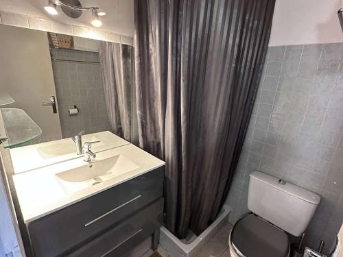 une salle de bain avec un lavabo, des toilettes et un miroir dans l'établissement Studio pour 4 à Port Camargue avec Climatisation et Parking - FR-1-731-135, au Grau-du-Roi
