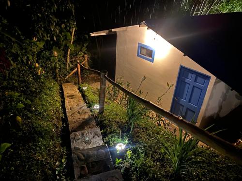 a house with a blue door and lights in front at Habitación con espectacular vista in Salento