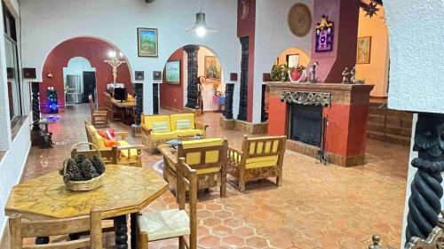 Un restaurante o sitio para comer en Country house with unique view on Lake Pátzcuaro