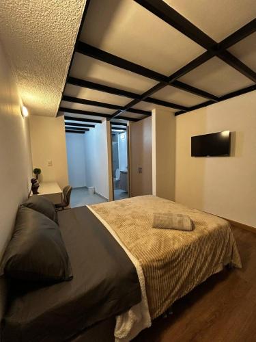 a bedroom with a large bed in a room at Relajante y Cómodo Apartaestudio en La Rambla in Manizales
