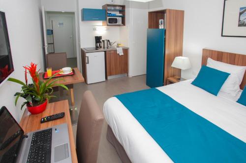 Un pat sau paturi într-o cameră la Odalys City Orléans Saint Jean