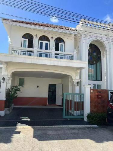 a white house with a gate in front of it at Supicha86 Sino ko kaeo Modern Private 3BR 3BA Villa in Ban Bang Khu