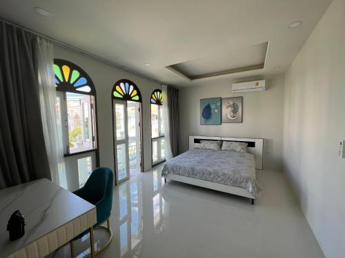 a bedroom with a bed and some windows at Supicha86 Sino ko kaeo Modern Private 3BR 3BA Villa in Ban Bang Khu