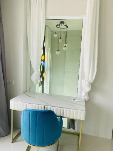 a mirror and a blue chair in a bathroom at Supicha86 Sino ko kaeo Modern Private 3BR 3BA Villa in Ban Bang Khu