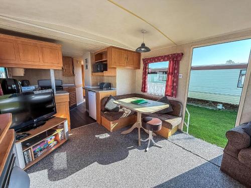 Galeriebild der Unterkunft 8 Berth Caravan With Free Wifi At Heacham Holiday Park In Norfolk Ref 21008E in Heacham