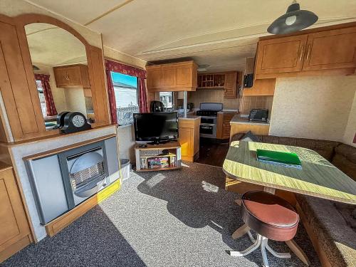 Galeriebild der Unterkunft 8 Berth Caravan With Free Wifi At Heacham Holiday Park In Norfolk Ref 21008E in Heacham