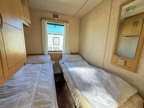 Galeriebild der Unterkunft 8 Berth Caravan With Free Wifi At Heacham Holiday Park In Norfolk Ref 21008E in Heacham