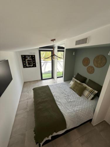 une chambre avec un grand lit dans une pièce dans l'établissement Appartement 3 ch vue mer O Fil de L'eau Bandol, à Bandol