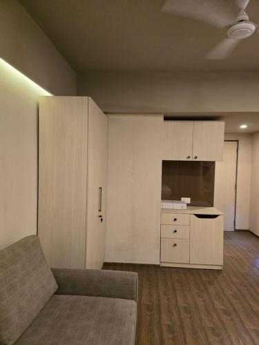a living room with a couch and a kitchen at Weekend Address in Dumas