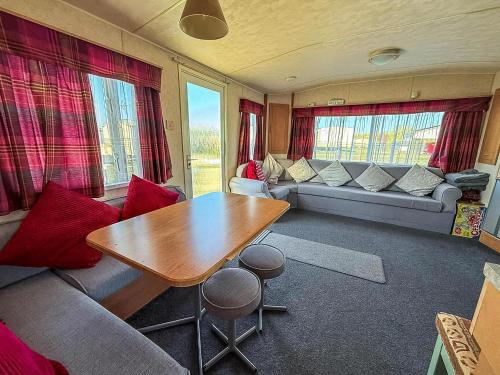 Gallery image of Great 6 Berth Caravan With Side Decking In Heacham Ref 21054A in Heacham