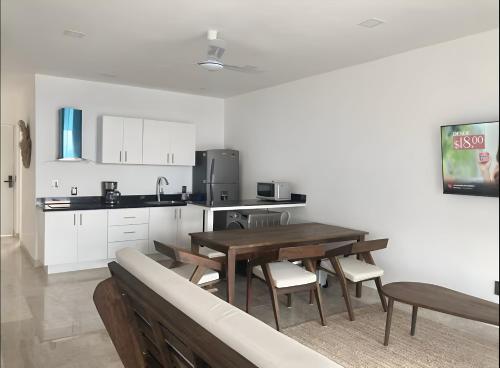 マアウアルにあるOceanfront 2Bed - 2Bath Paradise Mahahualのキッチン(木製のテーブル、椅子、シンク付)