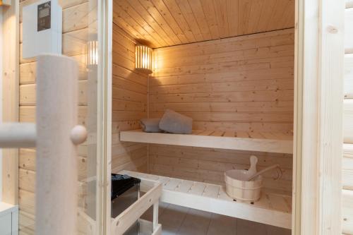 a sauna with wooden walls and a wooden ceiling at FeWo zum kleinen Vogel, Sauna, Landidylle in Apen