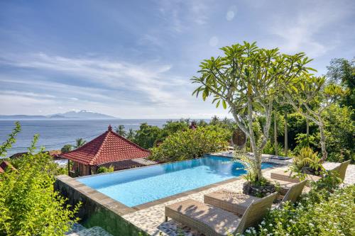 ein Bild von einem Swimmingpool in einem Ferienresort in der Unterkunft Petak Cottage in Nusa Penida