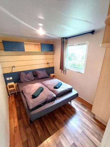 une chambre avec un lit et une fenêtre dans l'établissement Luxuriöses Mobile Home beim EP, à Boofzheim