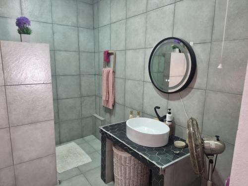 Ένα μπάνιο στο Boskraai Self-Catering -74 Hornbill Street