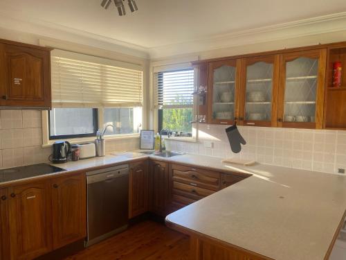 ChulloraにあるFamily Room with Private Bathroom and Balcony - GA2のキッチン(木製キャビネット、白いカウンタートップ付)