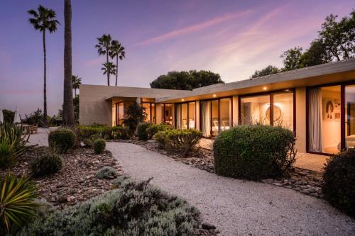 a home in the desert with a lot of windows at Casa da Ria in Tavira