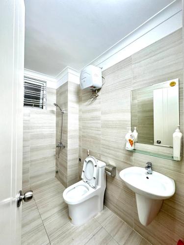 a bathroom with a toilet and a sink at Hue Harmony Homestay in Thôn Kim Long (1)