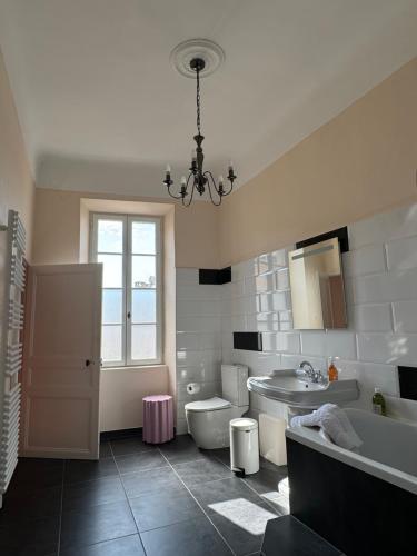 une salle de bain avec un lavabo, une baignoire et des toilettes dans l'établissement Atlantes de Saint Saturnin, à Saint-Saturnin-lès-Apt