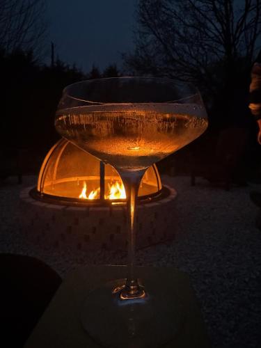 un verre de martini assis devant un foyer extérieur dans l'établissement Cottage, 2 Adults 2 kids, jacuzzi, sport room, pétanque, BBQ, garden, à Cheverny