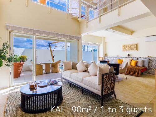KouriにあるResortVilla-KAPUKAのソファとテーブルのあるリビングルーム