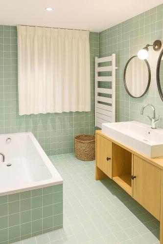 une salle de bain avec une baignoire, un lavabo et un miroir dans l'établissement Chalet Anatole - Vue Mont Blanc Exceptionnelle, à Saint-Gervais-les-Bains