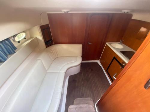 une petite chambre avec un canapé blanc dans un bateau dans l'établissement Hannaboat, à Mandelieu-la-Napoule