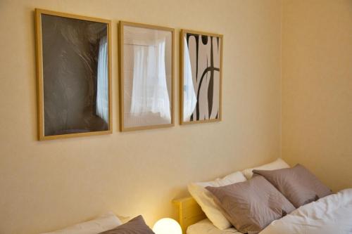 a living room with two mirrors and a couch at ガネーシャ 501 in Tokeshi