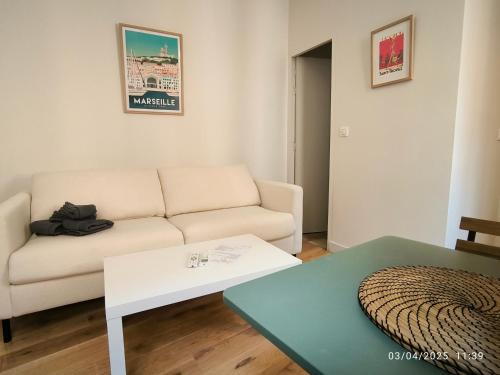 un salon avec un canapé et une table dans l'établissement Le Mistral Studio au cœur du centre historique, à Aix-en-Provence
