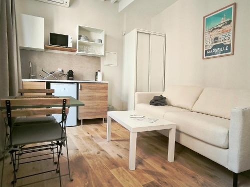 un salon avec un canapé et une table dans l'établissement Le Mistral Studio au cœur du centre historique, à Aix-en-Provence
