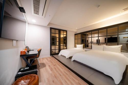 Postel nebo postele na pokoji v ubytování JB Design Hotel
