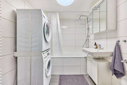a white laundry room with a washer and dryer at NEW Marta - stilvolles Wohnen auf Zeit in Bergheim in Bergheim