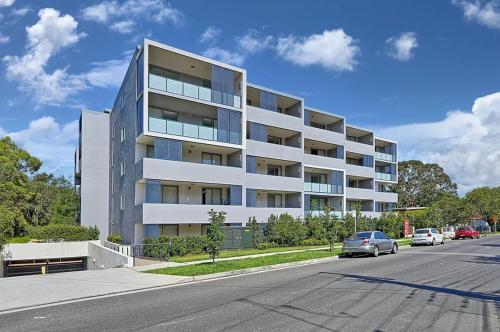 een groot appartementencomplex aan de straatkant bij 41B Modern 1 Bedroom Abnb-Style apartment Free Parking in Bankstown